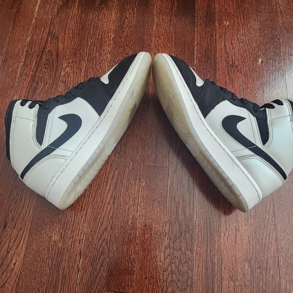 AIR JORDAN 1 MID SE GS SIZE 4.5 (Y) LIMITED EDITION!! - Picture 4 of 9